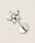 Gümüş renkli 316L cerrahi çelik zirkon taşlı yıldız figürlü flatback piercing tasarımı.