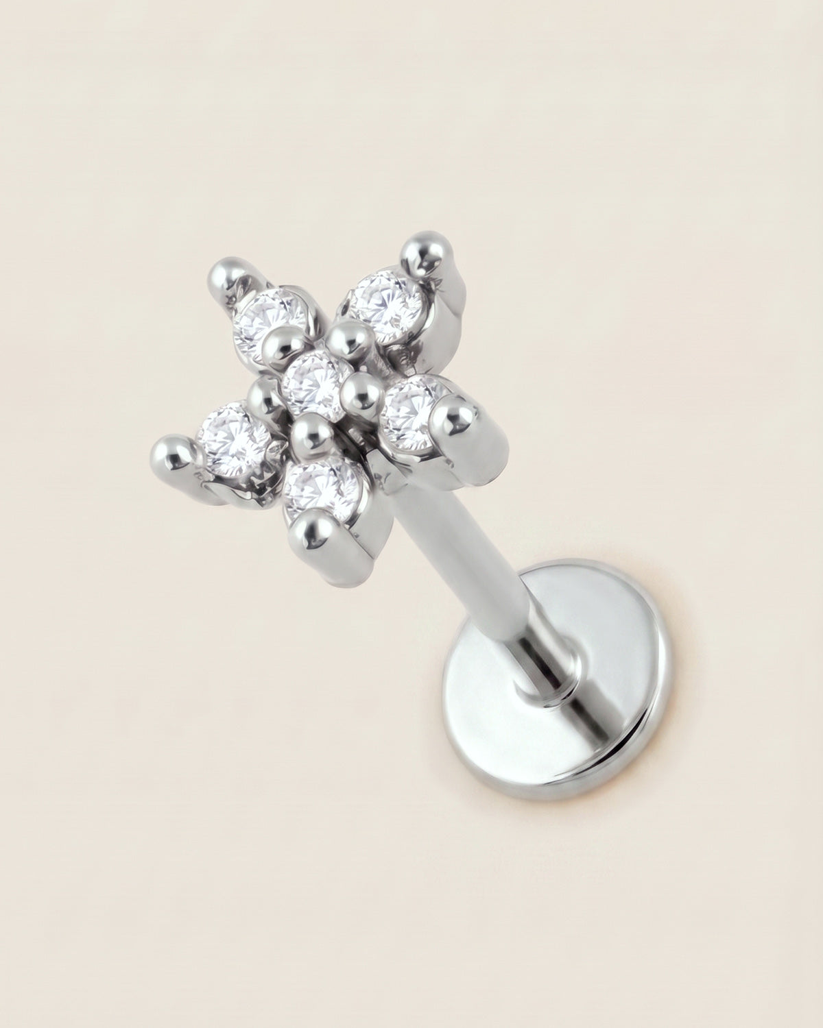 Gümüş renkli 316L cerrahi çelik zirkon taşlı yıldız figürlü flatback piercing tasarımı.