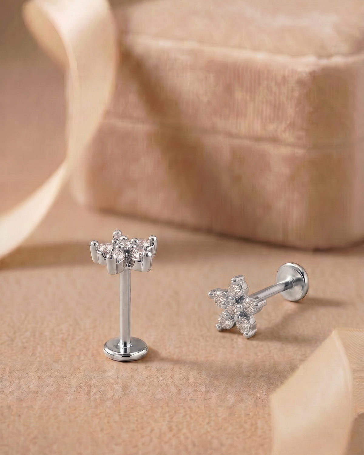 Gümüş renkli zirkon taşlı yıldız figürlü flatback piercingin koleksiyon görünümü.