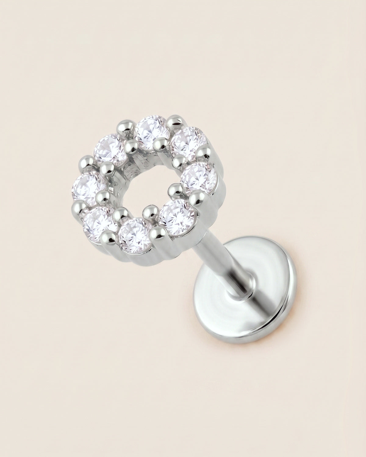 Gümüş renkli 316L cerrahi çelik zirkon taşlı yuvarlak figürlü flatback piercing tasarımı.