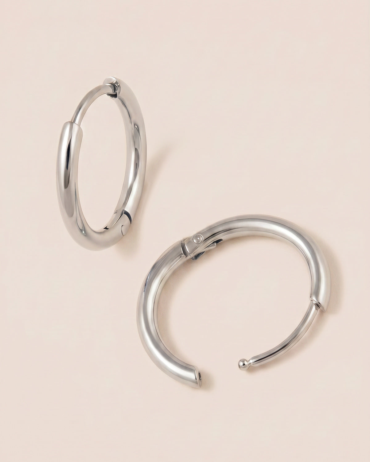 Gümüş renkli çelik 10 mm çaplı 2'li minimal halka küpe seti.