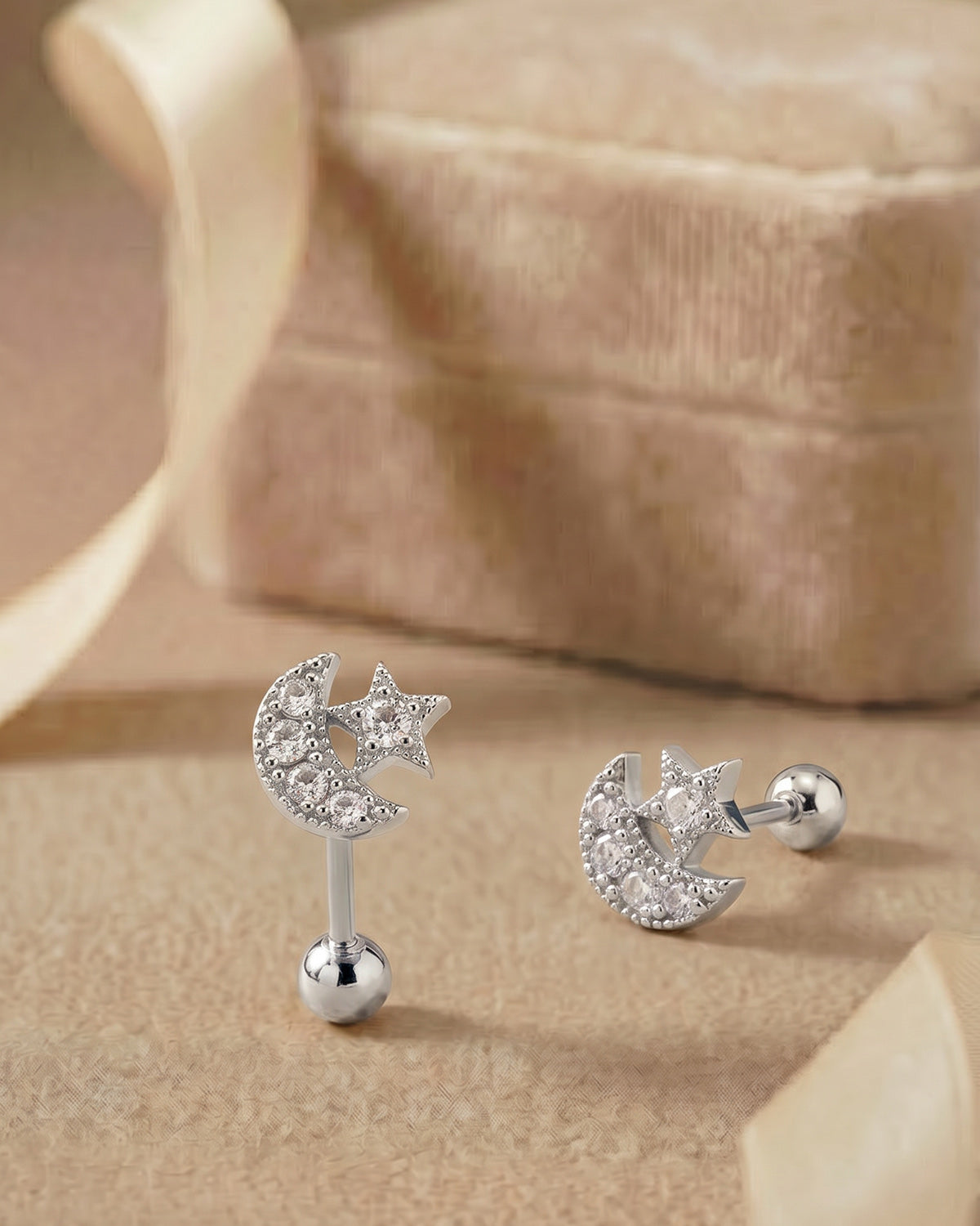 Gümüş renkli zirkon taşlı ay yıldız tragus piercingin koleksiyon görünümü.