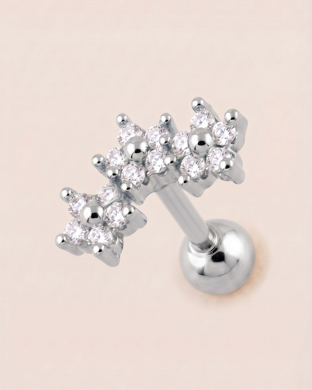 Gümüş renkli cerrahi çelik zirkon taşlı kavisli çiçekli tragus piercing tasarımı.