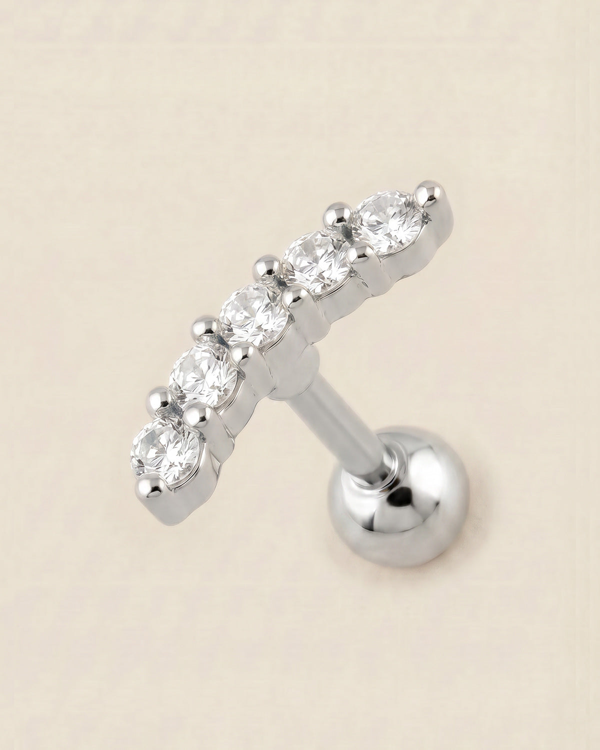 Gümüş renkli cerrahi çelik zirkon taşlı kavisli tragus piercing tasarımı.
