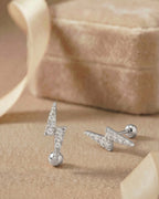 Gümüş renkli zirkon taşlı yıldırım figürlü tragus piercingin koleksiyon görünümü.