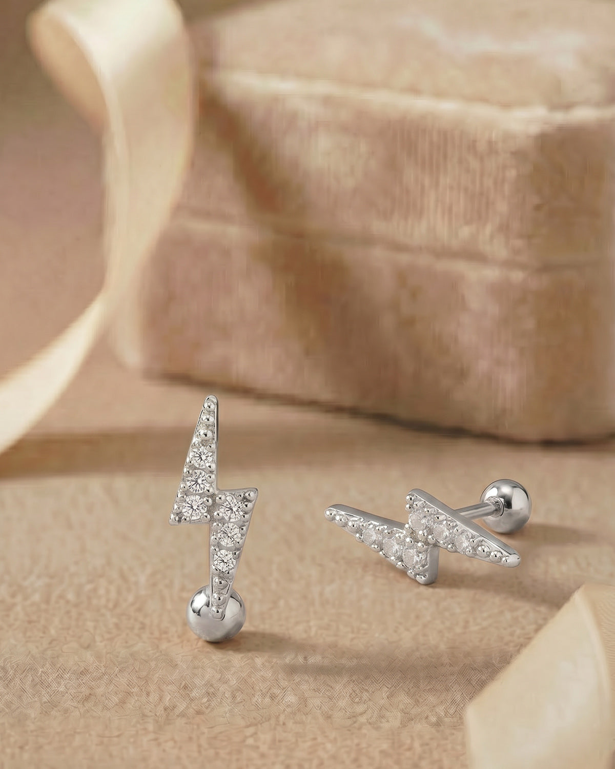 Gümüş renkli zirkon taşlı yıldırım figürlü tragus piercingin koleksiyon görünümü.